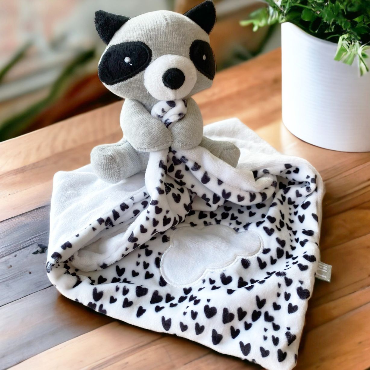 Mothercare_black_and_white_infant_toys_mothercare-raccoon-comforter-4_e085e434-69a9-4384-9b19-39096fa68b4c