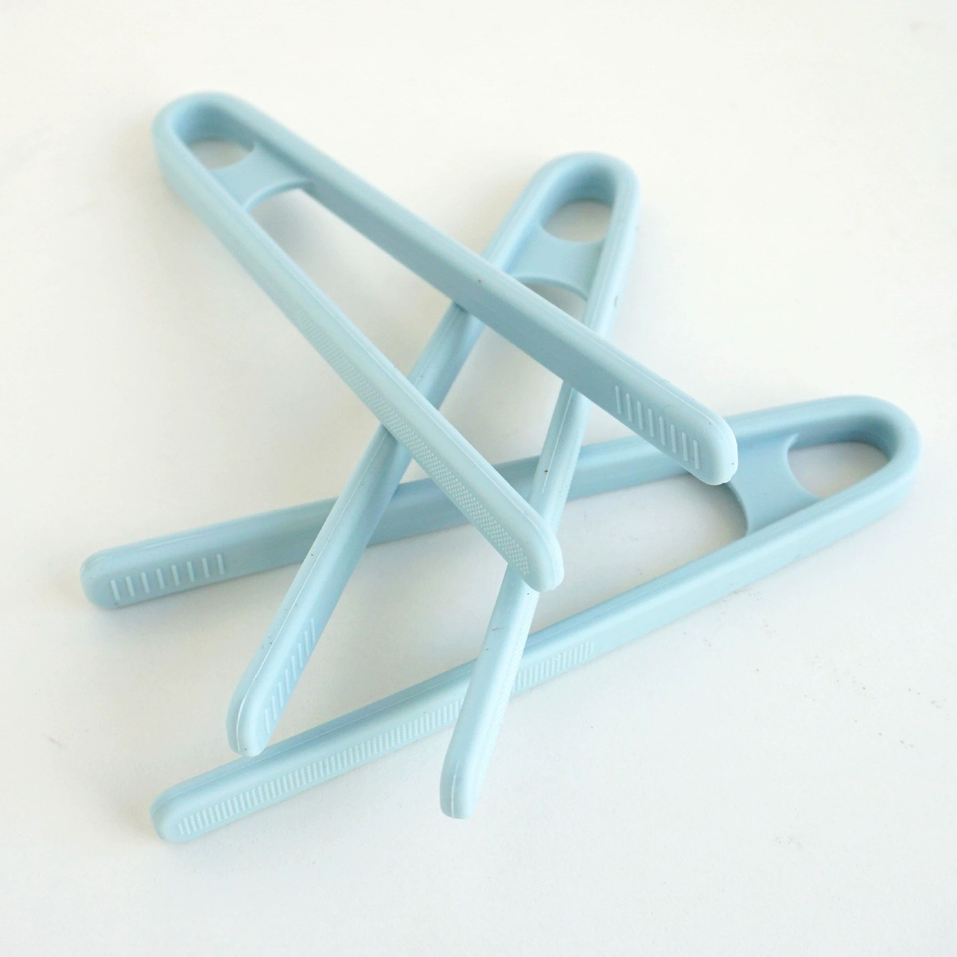 Food_Grade_Tweezer_Sensory_Play_Tool._Set_of_3_different_colour_silicon-sensory-tweezer-blue